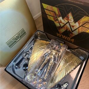 DC Wonder Woman 1984 GOLDEN ARMOR DELUXE 12" Figure 1/6 Scale MMS578 NRFP